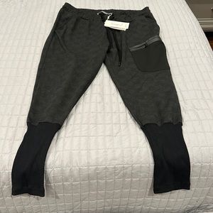 RNT23. Men’s black jogger pants. NWT.